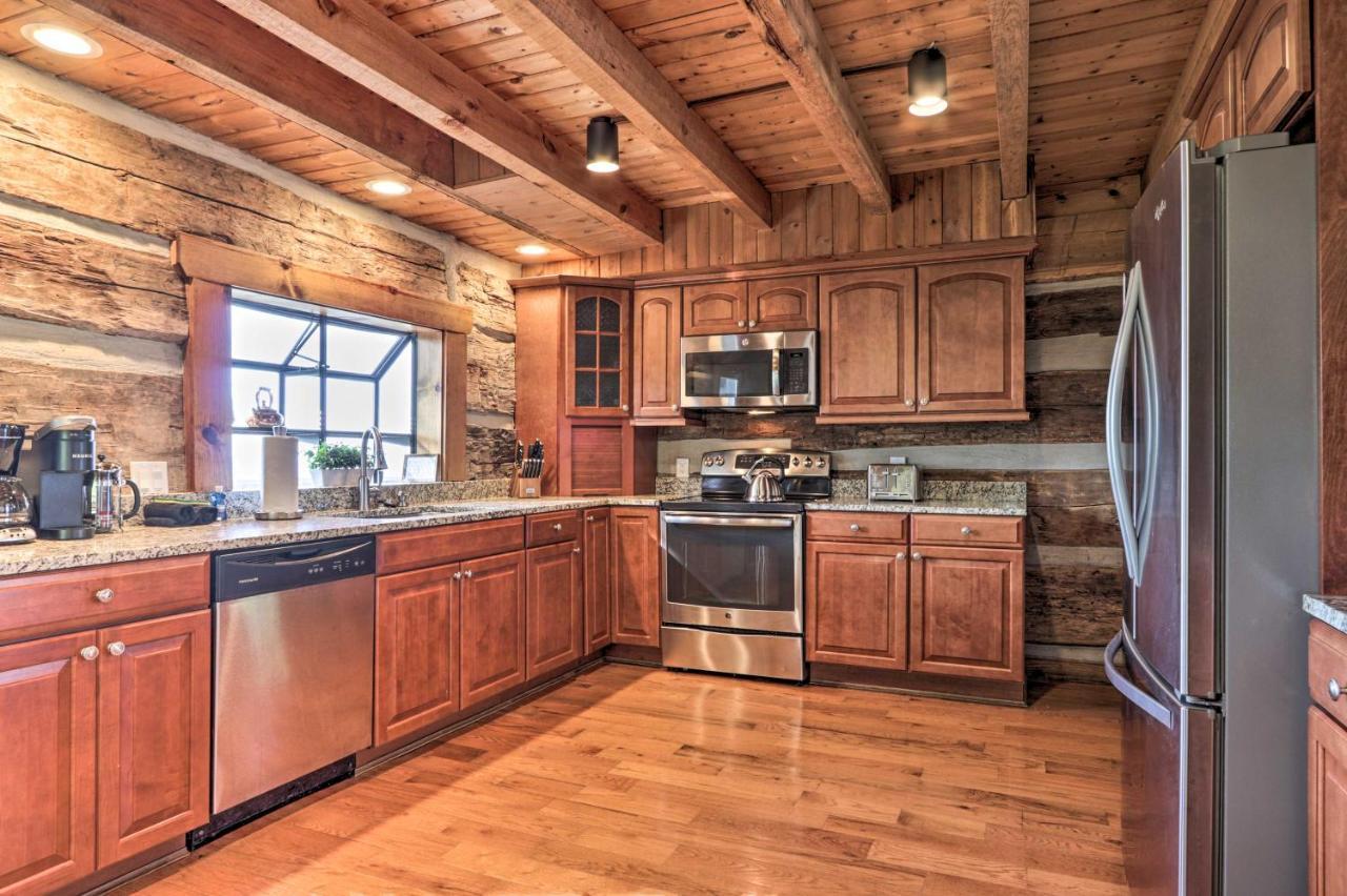 Upscale Gatlinburg Cabin Deck, Fire Pit And Hot Tub Екстериор снимка
