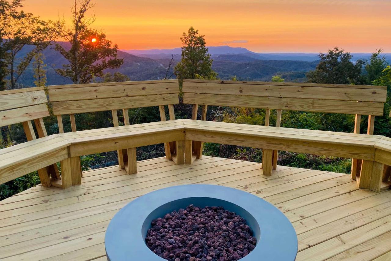 Upscale Gatlinburg Cabin Deck, Fire Pit And Hot Tub Екстериор снимка